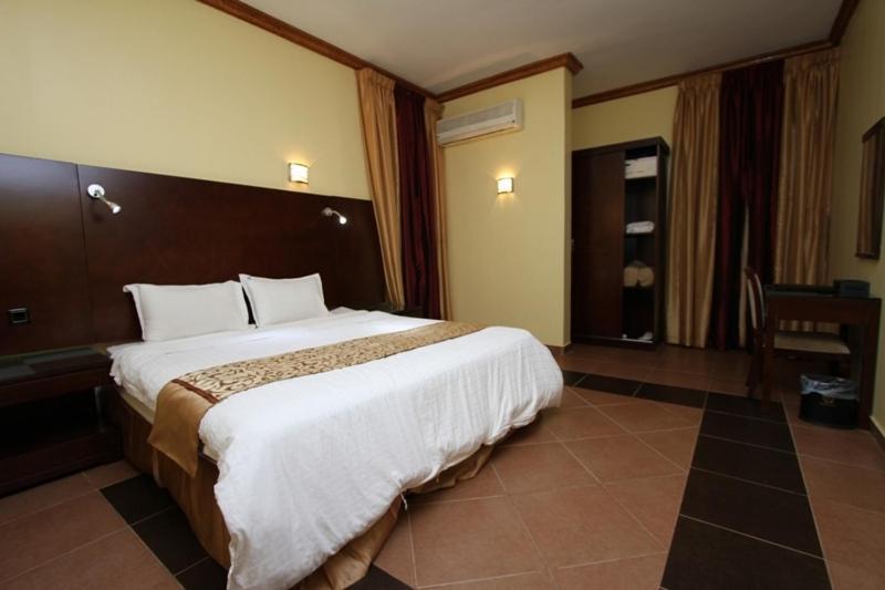 Raoum Inn Arar Habitación foto